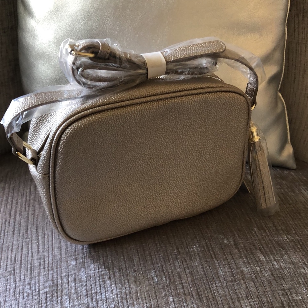 Elizabeth Grant Metallic Crossbody Bag in Gold - Picture 3 of 10